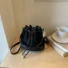 Bolso de cubo de mano moderno y a la moda estilo coreano, nuevo modelo principios de otoño 2026, color liso, alto valor estético, bolso cruzado de nicho para el día a día