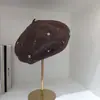 Novo Estilo de Primavera Boina com Fio de Prata, Chapéu de Lã Quente de Artista, Elegante e Versátil, Chapéu Estiloso para Mulheres com Rosto Pequeno, Faz o Rosto Parecer Menor