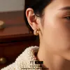 Aretes Redondos de Circonia Galvanizados en Oro Real de 18K, Simples y Versátiles, Aretes de Estilo Lujo Ligero, Aretes de Diseño Casual y Elegante
