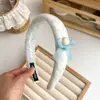 Nuevo pasador de pelo tipo scrunchie con rayas florales en tonos azules, elegante y versátil, adecuado para coletas bajas y flequillos de lado.