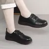 Populares zapatos de cuero con suela gruesa para mujer, otoño 2026 nuevos zapatos casuales de cuero con suela blanda para mujeres de mediana edad y mayores, zapatos de mamá antideslizantes
