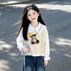 Conjunto de Primavera e Outono para Meninas 2026 Novo Estilo Roupas de Outono Estilosas Conjunto de Três Peças com Colete e Jeans