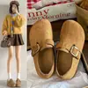 Sapatos estilo Birkenstock com sola grossa, totalmente fechados, que aumentam a altura, nova coleção outono 2026, sapatos slip-on versáteis com solas macias, modelo feminino
