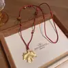 Collar Colgante de Metal Retro con Hojas de Arce y Cuentas para Mujer Diseño de Nicho Temperamento Moderno Versátil para el Día a Día Accesorios de Cadena para la Clavícula