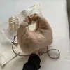 Bolsa de Pelúcia Feltro Feminina 2026 Novo Estilo Moda Outono Inverno Bolsa de Pelo Versátil Nicho Listrada Bolsa Transversal