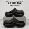 Sapatos Tamancos Acolchoados para Mulheres 2026 Novos Sola Grossa Aumentadores de Altura Antiderrapantes Confortáveis Sapatos de Verão para Exterior Praia Estilo Casal