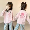 Camiseta de manga longa 100% algodão para meninas, nova para primavera e outono, para crianças de meia-idade e mais velhas, top casual versátil com desenho, camiseta estilosa infantil para usar como base