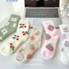 Calcetines Cálidos de Invierno para Dormir Lindos Dulces de Cereza Calcetines Gruesos Peludos Rellenos para Mujer Calcetines de Piso Calcetines de Tubo Medio
