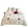 Ropa de cama de felpa de imitación de lana estilo fresco y dulce con bordado de fresa, totalmente mate, antiestática de terciopelo de leche, juego de tres/cuatro piezas
