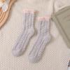 Calcetines de Coral Fleece para Mujer, Otoño e Invierno, Engrosados y Cálidos, Longitud Media hasta la Pantorrilla, Adecuados para Uso en Casa, Disponibles en Múltiples Colores, Entrega en 24 Horas