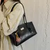 Bolso Femenino para Axila 2026 Nuevo de Moda Otoño Gama Alta Vintage Lujo Ligero Bolso de Hombro Moderno Versátil Bolso para Viajar