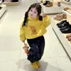 Moletom com Capuz Forrado de Lã Outono/Inverno 2025 Roupa Nova da Moda para Meninas Conjunto Esportivo Elegante Duas Peças Conjunto Tendência