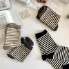 Calcetines japoneses para niños estilo académico simple retro ins moda calcetines a rayas Joker algodón calcetines Zhuji al por mayor