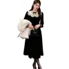 Vestido largo de manga larga con bloques de color de encaje de terciopelo estilo elegante transfronterizo, vestido ceñido a la cintura, pequeño vestido negro de línea A para mujer