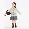 Ropa Infantil Nuomi Wanzi 2026 Otoño Nuevo Top para Niñas Estilo Coreano Rayas de Copo de Nieve Suéter Cárdigan de Manga Larga