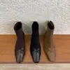 Botas Quadradas de Camurça com Recortes Estilo Coreano da Moda para Mulheres Outono e Inverno 2025 Novo Estilo Botas Slim com Zíper nas Costas Botas Curtas para Mulheres