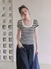 Camiseta de malha de seda gelada listrada, estilo francês, gola quadrada, ombros retos, manga curta para mulheres, fina de verão, com ombros à mostra, modelagem justa, top curto