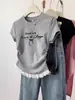 Camiseta de Manga Curta Estilo Americano com Ombro Direito para Mulheres com Design de Renda Verão 2025 Novo Top com Efeito Emagrecedor na Cintura