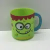 Los fabricantes suministran vasos de plástico para niños, tazas con diseño de Bob Esponja, vasos de agua para niños