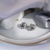 Pendientes pequeños con diseño retorcido exquisito, estilo retro europeo y americano, con diseño de nicho, simples, huecos y creativos, geométricos y redondos.