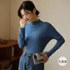 Top básico de manga larga para mujer con cuello semitortuga, nueva colección otoño/invierno 2026, corte ajustado, cuello medio, tejido de modal, verde, manga larga