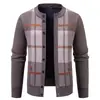 Nuevo Cárdigan de Punto a Cuadros con Cuello Alto para Hombre Otoño Invierno de un Solo Botón con Bolsillos Suéter Abrigo Casual de Felpa