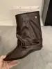 Botas de montar de estilo retro para mujer, con hebilla, punta fina, hasta la pantorrilla, moda de verano 2026 para aumentar la altura, botas geniales y versátiles con tacón de plataforma.