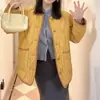 Nuevo modelo 2026, extremadamente elegante, chaqueta de invierno acolchada de algodón y plumón amarilla casual engrosada para mujer, abrigo de algodón de invierno