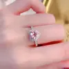 Transmisión en Vivo Fuente Transfronteriza Europeo y Americano Nuevo Anillo de Corazón Rosa Boutique Anillo de Diamante Moissanita Simulada Anillo Totalmente Diamantado Mujer
