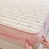 2026 Nuevo Modelo Sábana Acolchada Impermeable de Hilo Bouclé para Cama con Patrón de Cuadrícula