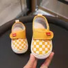 Zapatos de lona superpopulares para niños zapatos para niños y niñas zapatos individuales para interior de jardín de infantes zapatos de tela zapatos para bebé primavera y otoño 2025 suela blanda