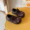 Sapatos pequenos de couro estilo francês 2026 primavera e outono novo versão coreana sapatos de princesa florais fofos para meninas com solas macias para combinar com saias