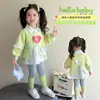 Conjunto de primavera e outono para meninas 2026 novo estiloso e moderno conjunto casual infantil de duas peças com camisa para bebês meninas