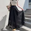 Nueva moda de primavera: falda plisada de gasa con efecto de caída, bordes ondulados, dobladillo plisado y un dobladillo ancho en blanco y negro.