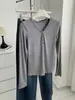 Camiseta elástica versátil de manga larga con botones y cuello en V adelgazante para mujer, otoño e invierno 2026, suave y amigable con la piel, de terciopelo mousse, color liso, camiseta básica