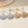 Pendientes Metálicos Plegados de Estrella y Concha Europeos y Americanos, Simples y Elegantes, Pendientes Versátiles con un Toque de Gama Alta de Nicho
