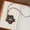 Adornos de hojas de madera coloridos con agujeros, simples y versátiles, decoraciones DIY hechas a mano, decoraciones colgantes, accesorios con cuentas