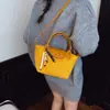 Bolso de mano diario transfronterizo modelo 2026 para mujer, bolso nicho de cuero vintage tipo albóndiga, bolso de hombro y cruzado para el trabajo