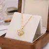 Acessórios de pingente de zircônia, disponíveis em uma variedade de estilos, oferecem um toque de luxo discreto.. Nós vendemos por atacado colares, brincos e outros acessórios, e também oferecemos opções de personalização e DIY.