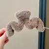 Presilha de cabelo de pelúcia de alta qualidade para outono e inverno para mulheres, versátil e fofa, presilha de tubarão para a parte de trás da cabeça, novo estilo coreano 2026, presilha de garra