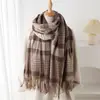 Novo Cachecol Xale Quente com Estampa Xadrez Artística de Imitação de Caxemira Moda Outono e Inverno Atmosfera Versátil para Casal Cachecol com Franjas