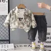 2026 Ropa Nueva para Niños Conjunto de Primavera y Otoño para Niños Atuendo de Otoño Elegante para Niños Pequeños con Etiqueta de Bolsillo Chaqueta Conjunto de Tres Piezas