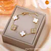 2026 Nuevo Brazalete Retro de Acero de Titanio para Mujer, Estilo Ins de Lujo Ligero con un Toque de Alta Gama, Joyería de Moda que No se Desvanece, Artículo Popular