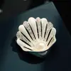 Broche de Concha Tridimensional Estilo Océano de Lujo Ligero Hecho de Aleación de Cobre con Circonita Microincrustada, Acabado Cepillado, Broche para Mujer de Alta Gama y Exquisito