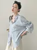 Camisa simples azul listrada estilo retrô com gola de lapela para proteção solar feminina, estilo casual de outono, blusa versátil de manga longa em color blocking