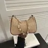 Primavera 2026 Nuevo Bolso de Mano de Moda Tejido Versátil Texturizado con Cadena de Perlas y Conchas para Mujer