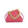Bolso bandolera nicho de alta gama para mujer 2024 Verano nuevo bolso bandolera nicho bolso concha de cuero brillante bolso de cadena
