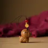Chaveiro do Signo de Cavalo em Sândalo Verde Natural com Pingente de Pedra Ágata Vermelha e Pingente de Tira para Celular de Cavalo Pequeno