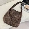 59172 2025 Principios de Otoño Nuevo Diseño de Nicho Bolso de Hombro Gamuza Estampado de Leopardo Bolso Tote Gran Capacidad Moderno Bolso para Mujer
