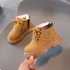 Botas Infantis 2025 Outono e Inverno Novos Sapatos Infantis Botas de Bebê para Meninas Botas Amarelas Pequenas Botas Curtas Casuais para Meninos